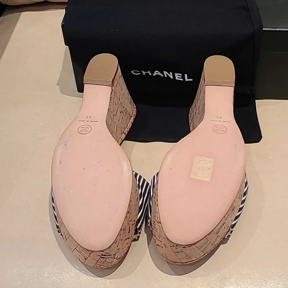 👡👡👡CHANEL New Cork Slides with Patent Logo. Stunning. - Picture 6 of 8